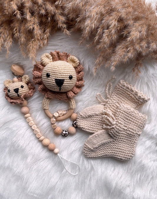 Handgemachtes Babyset „Löwe“ – Greifling, personalisierte Schnullerkette & Strick-Booties | Geschenk zur Geburt