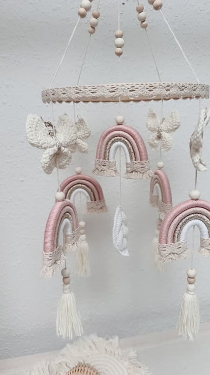 Babymobile mit Regenbogen und niedlichen gehäkelten Schmetterlinge.